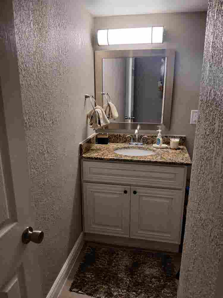 I'm looking for a female roommate