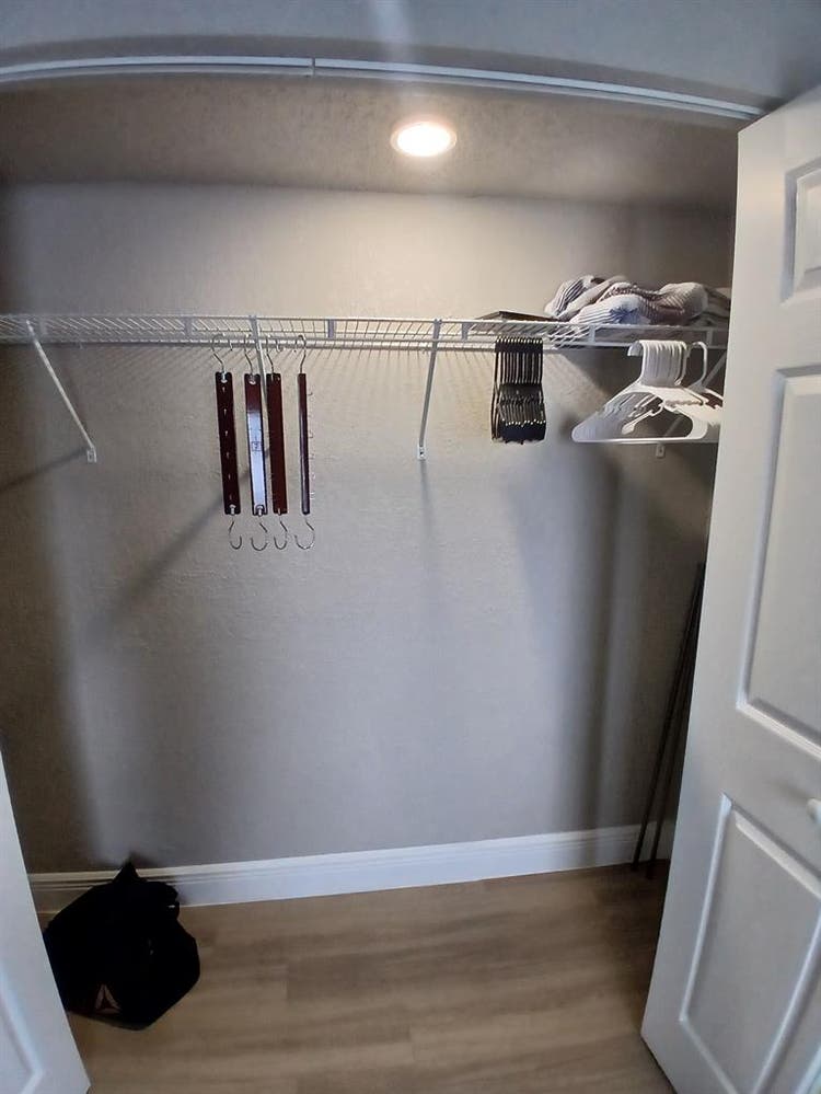 I'm looking for a female roommate