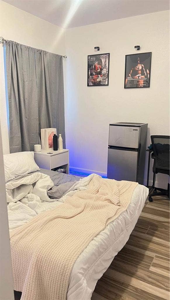 Roommate wanted/room for rent