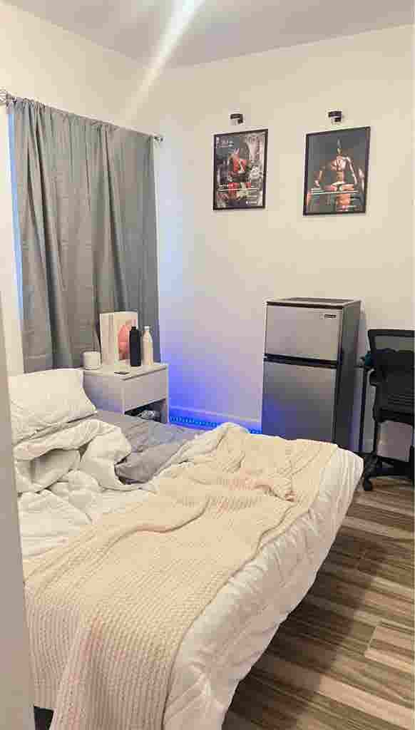 Roommate wanted/room for rent