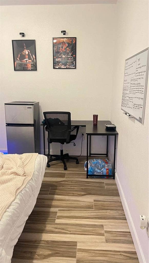 Roommate wanted/room for rent