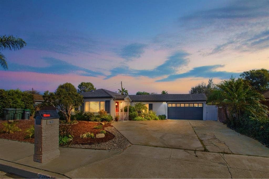 Elegant 4-Bedroom House in Costa M
