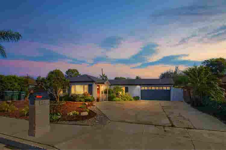 Elegant 4-Bedroom House in Costa M