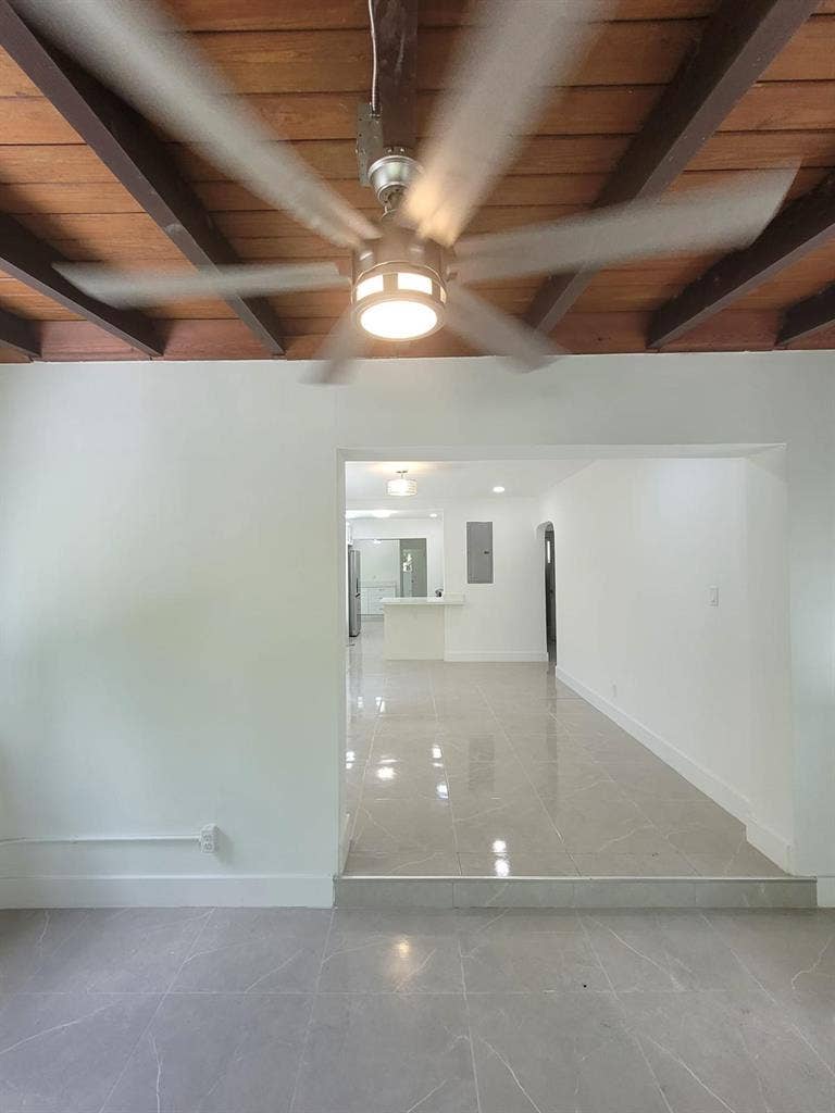 Room in Modern Hollywood Home!