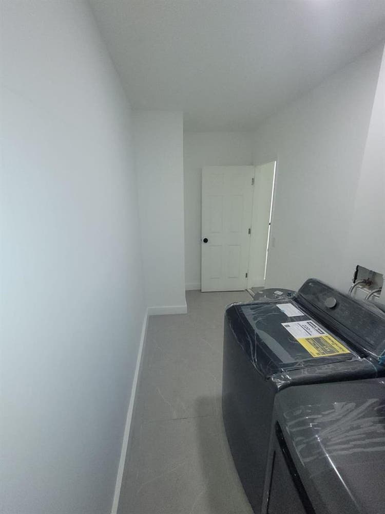 Room in Modern Hollywood Home!