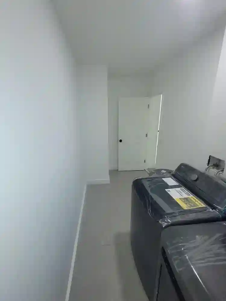 Room in Modern Hollywood Home!