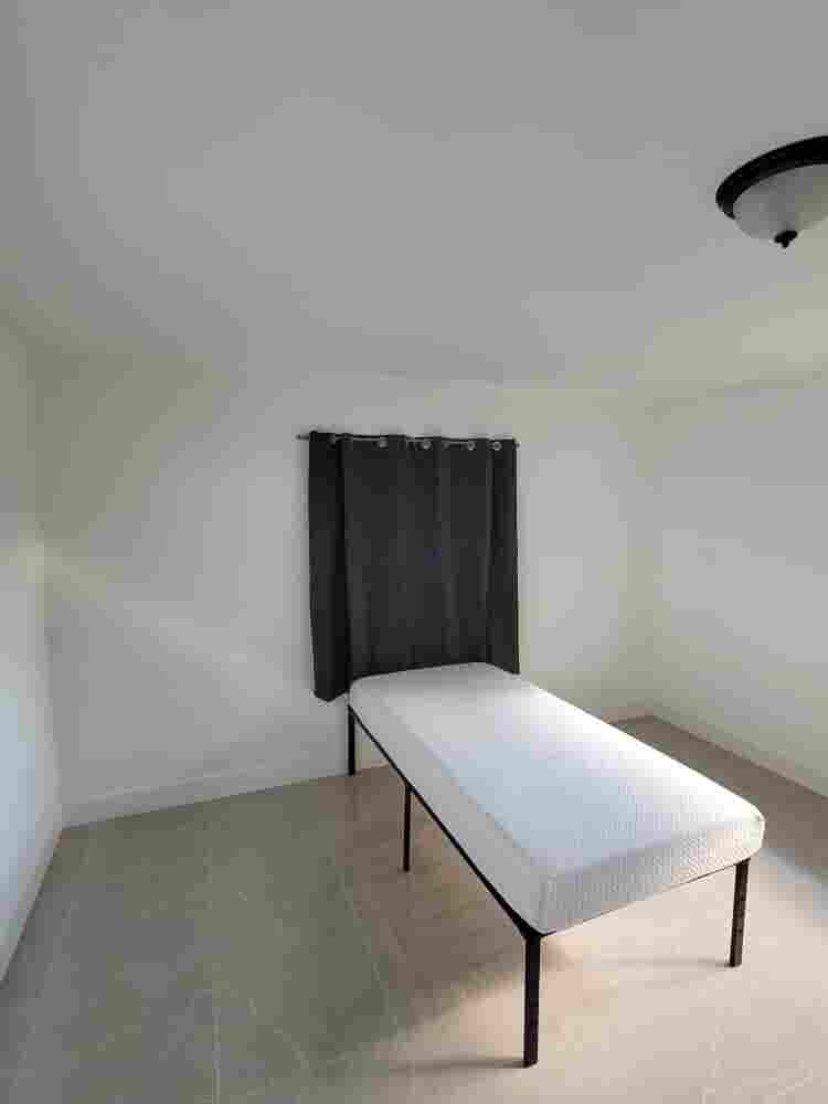 Room in Modern Hollywood Home!