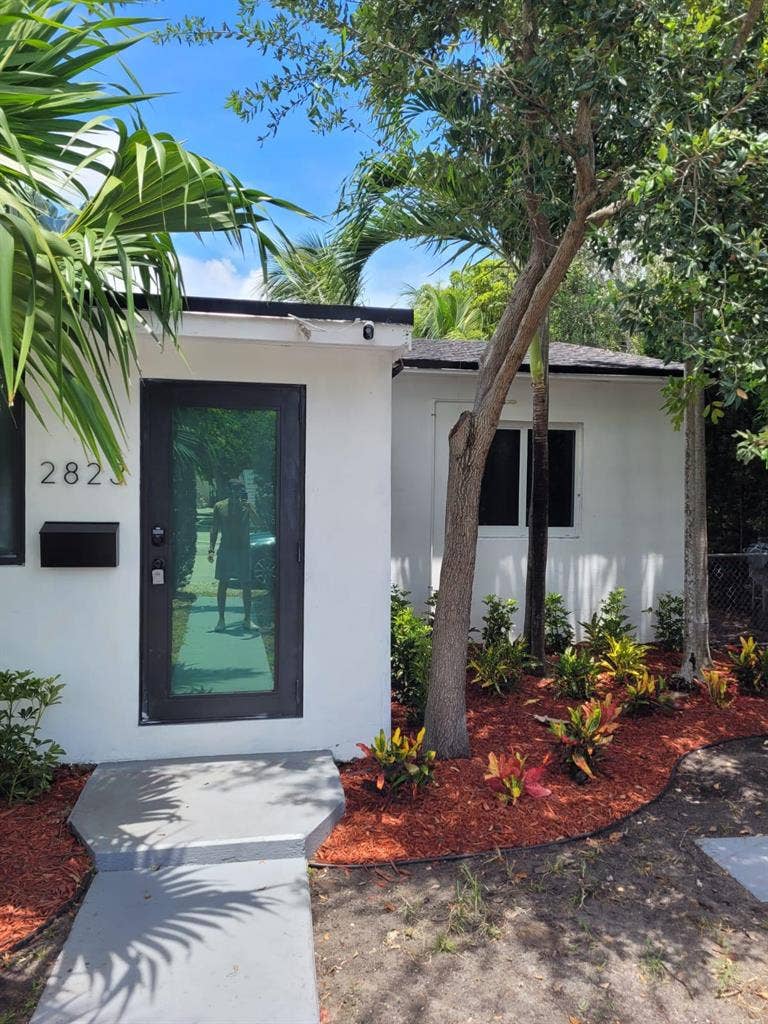 Room in Modern Hollywood Home!