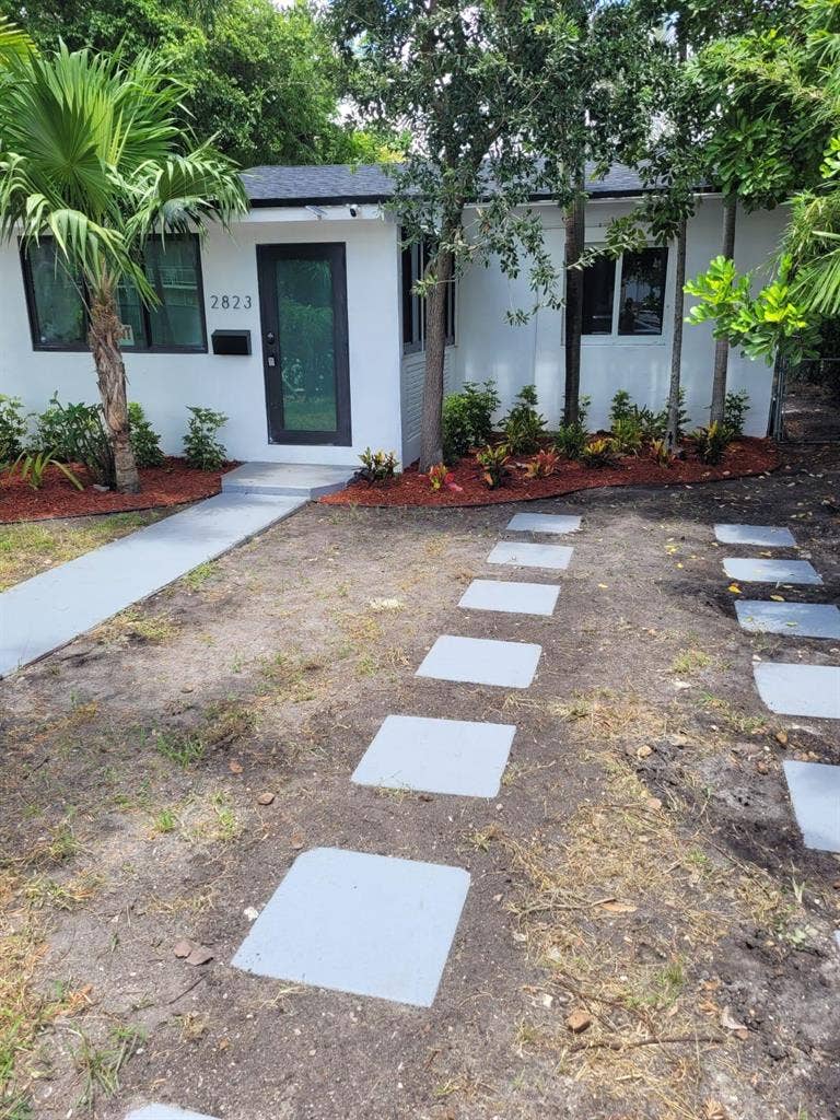 Room in Modern Hollywood Home!