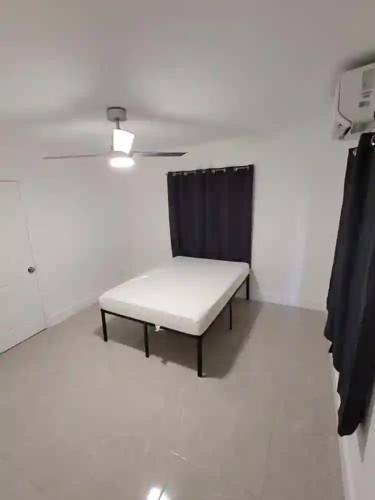 Room in Modern Hollywood Home!