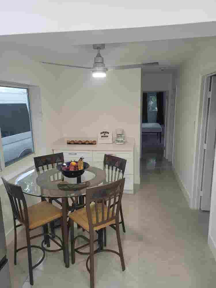 Room in Modern Hollywood Home!