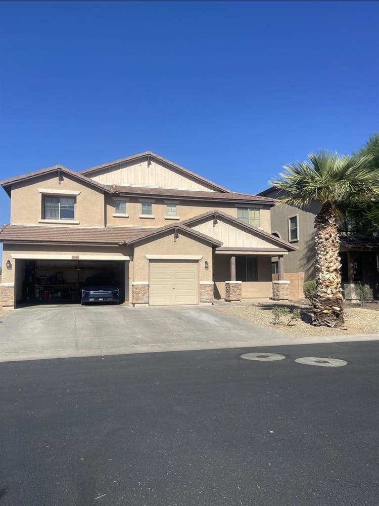 LOOKING FOR
ROOMATE