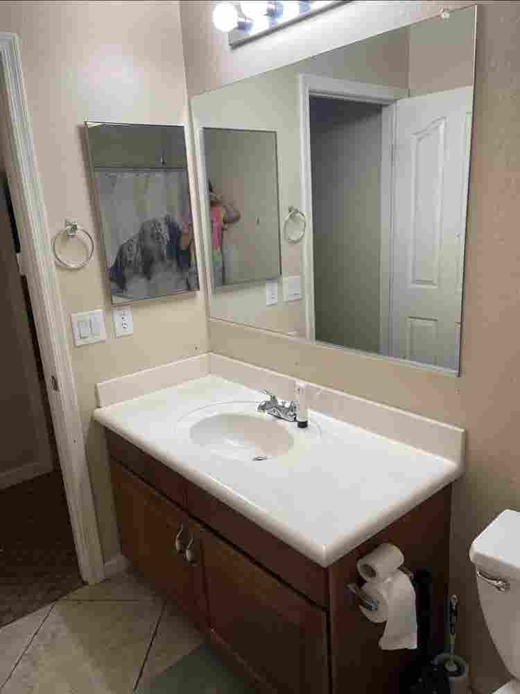 LOOKING FOR
 ROOMATE