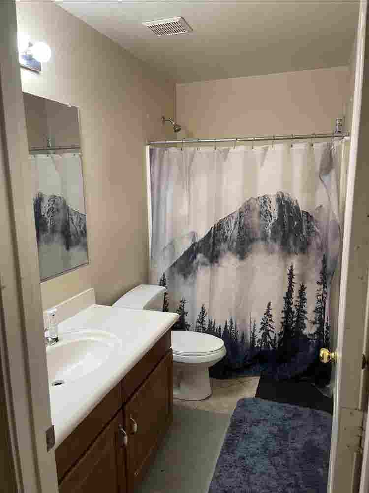 LOOKING FOR
 ROOMATE