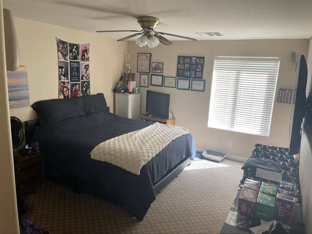 LOOKING FOR
ROOMATE