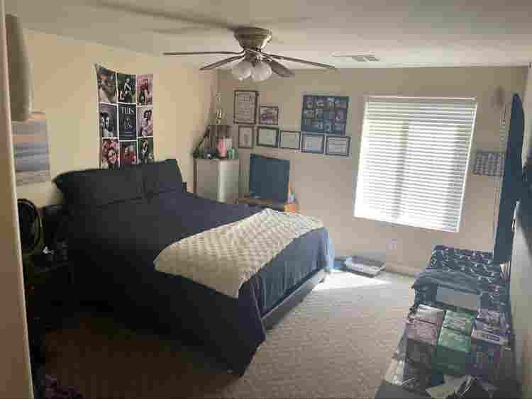 LOOKING FOR
 ROOMATE