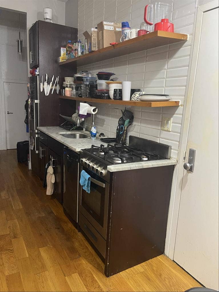 Roommate needs for Oct 1st!
