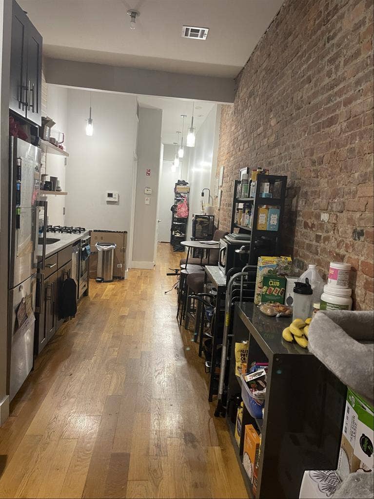 Roommate needs for Oct 1st!