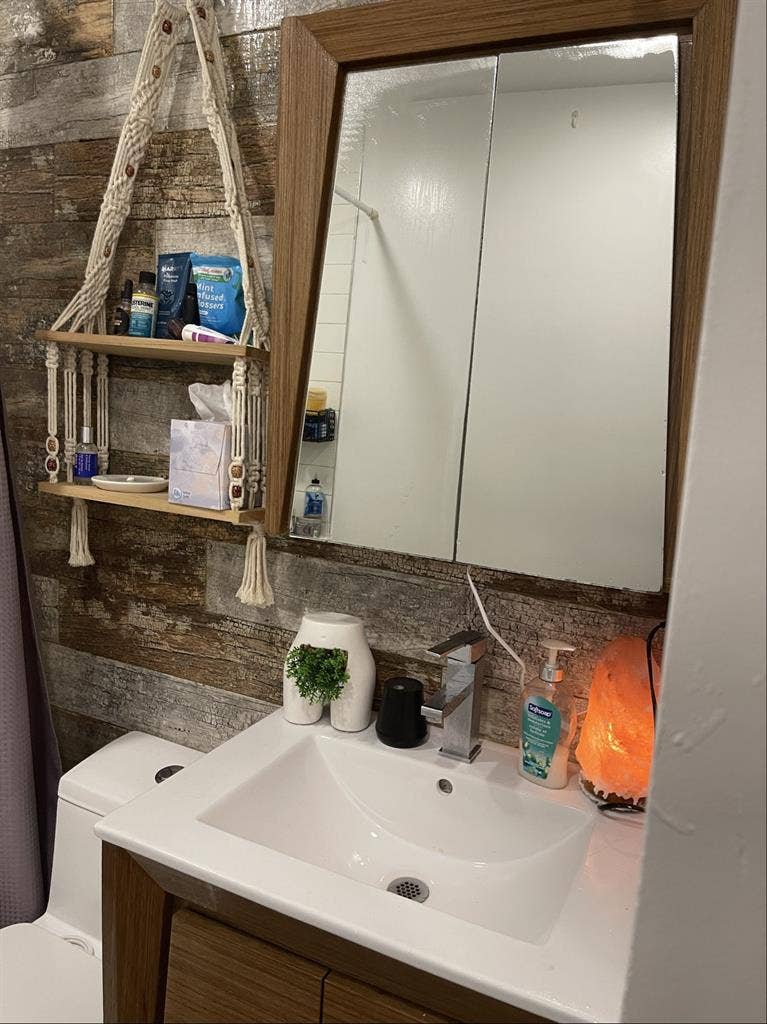 Roommate needs for Oct 1st!