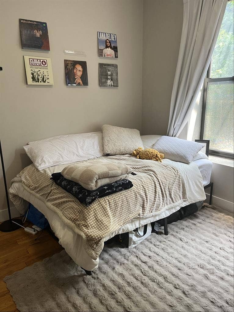 Roommate needs for Oct 1st!