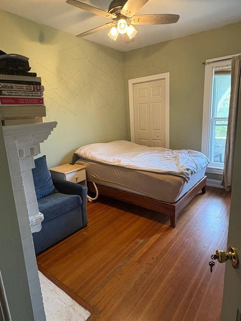 Top floor room in large Row House