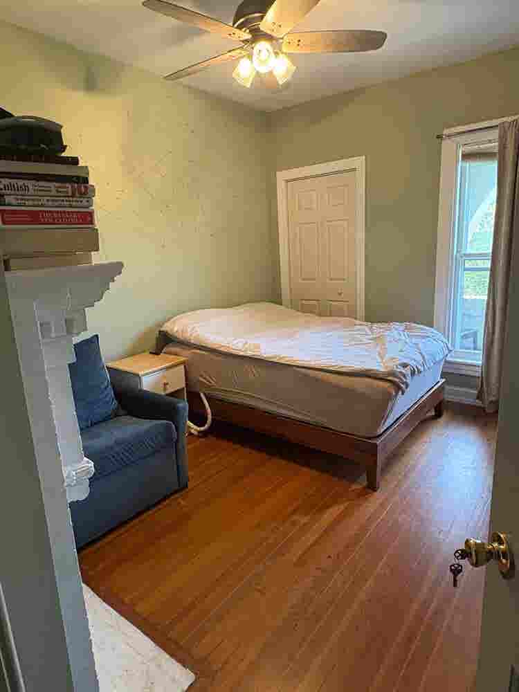 Top floor room in large Row House