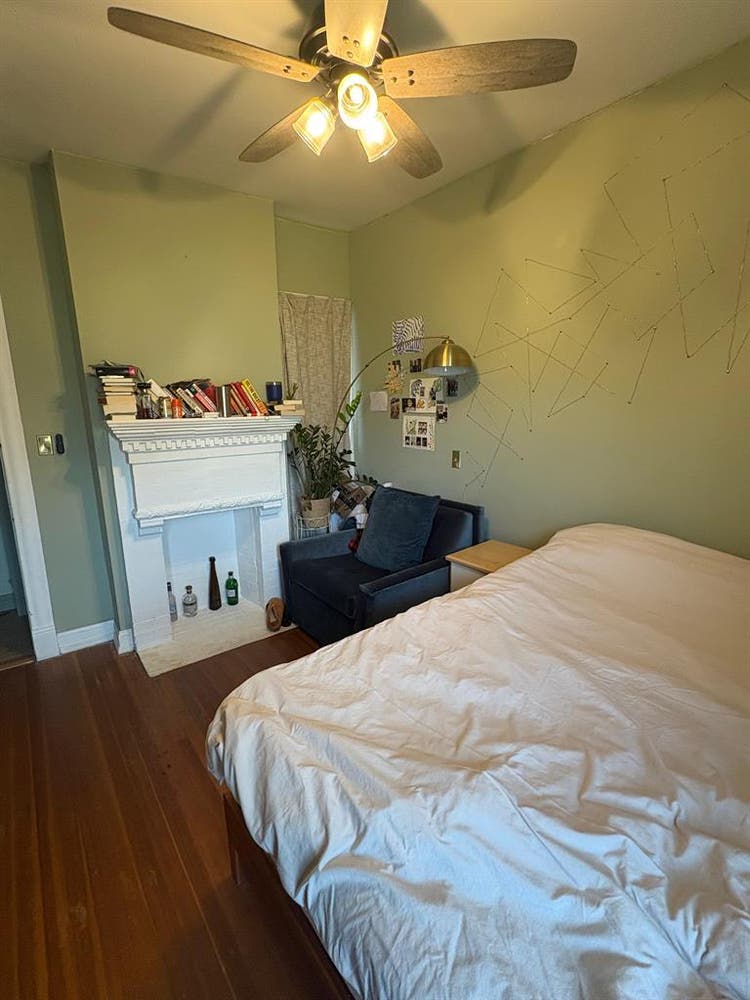 Top floor room in large Row House