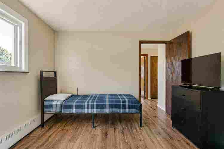 Male Looking For Female Roommate