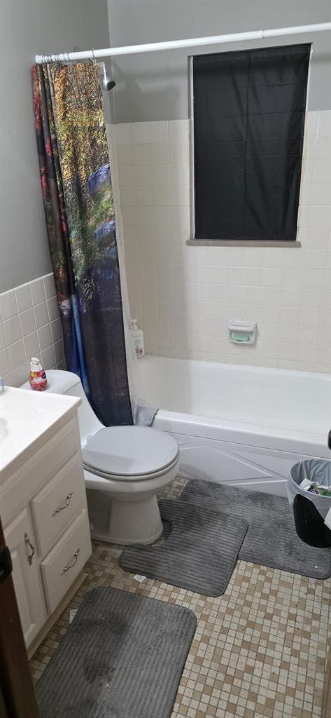 Male Looking For Female Roommate