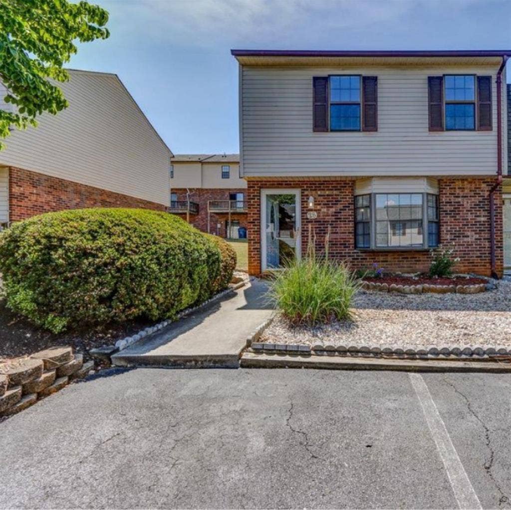 Private Room w/ Shared Bathroom