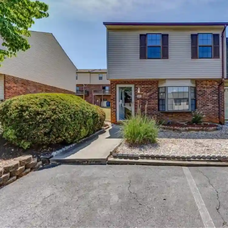 Private Room w/ Shared Bathroom