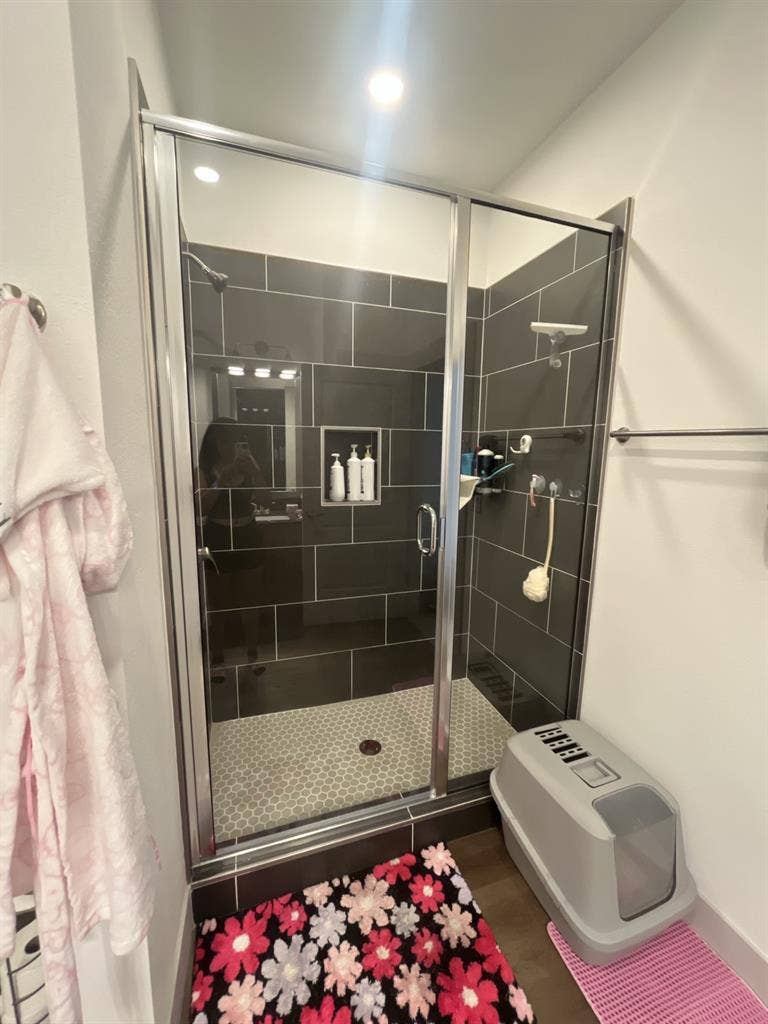 need roommate for bath