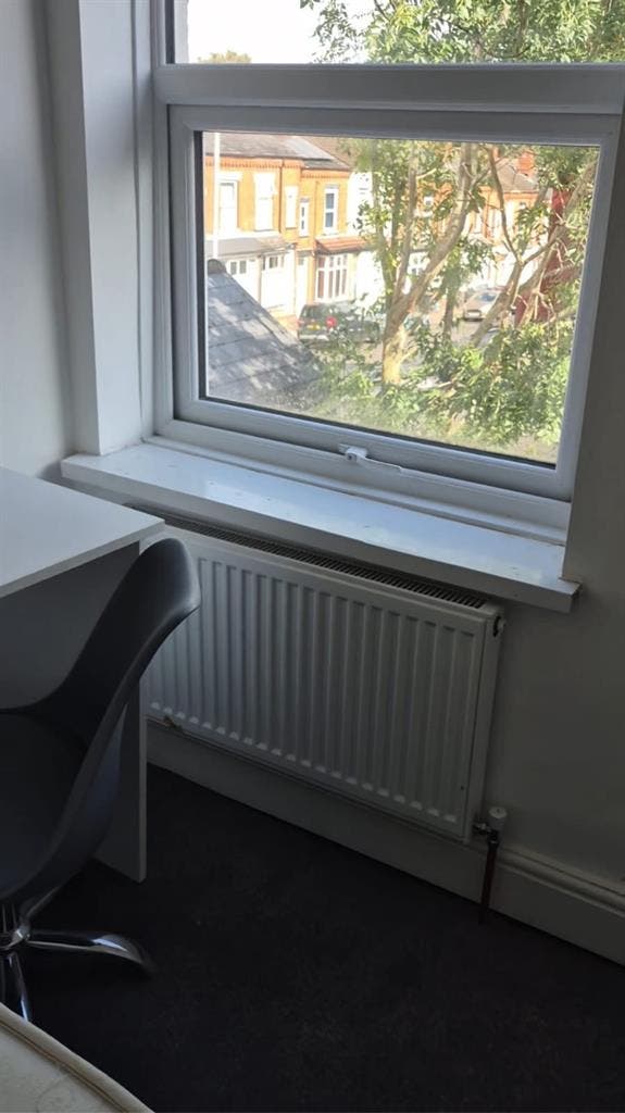 Looking for a female flatmate