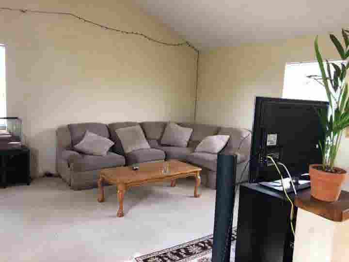 Long Beach Shared Bedroom: Urgent