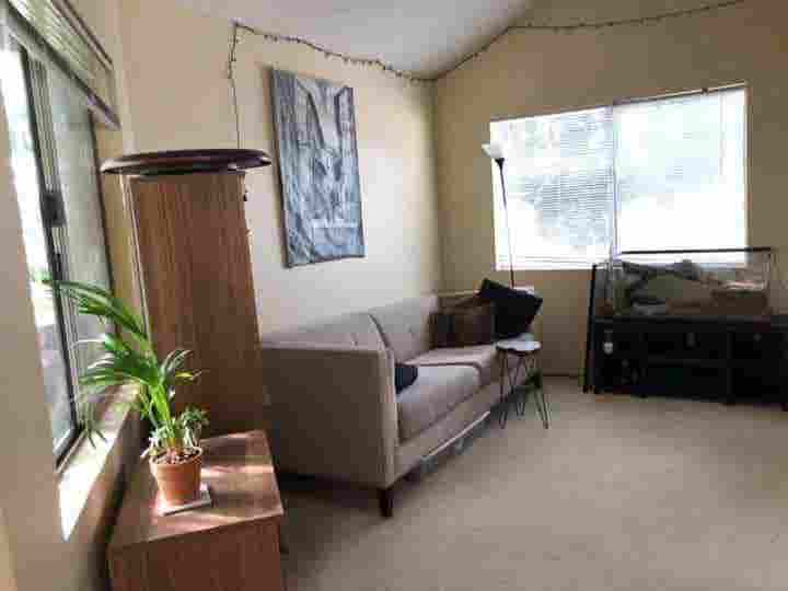 Long Beach Shared Bedroom: Urgent