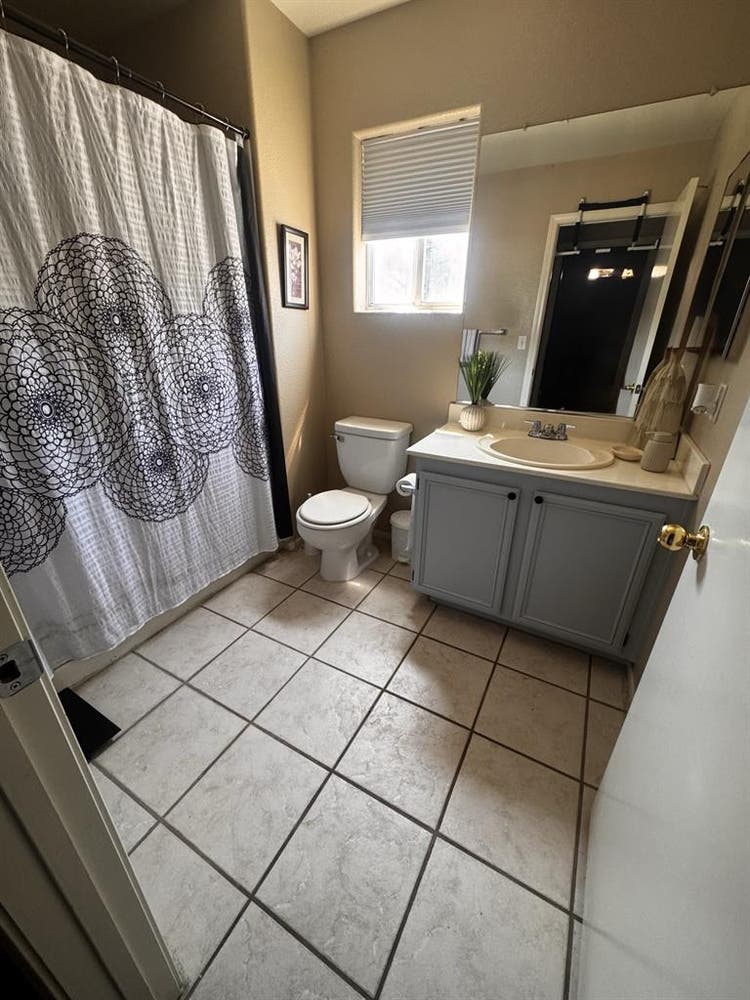 Private Room/Bath (Util. Included)