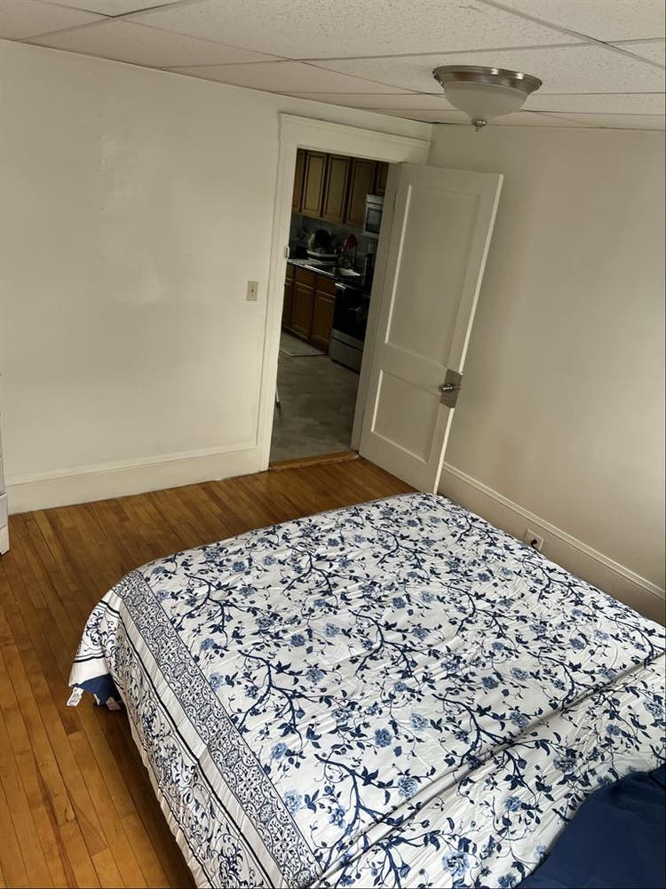 Room for rent. Avbl September 7th.