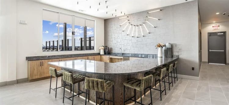 🏙️Luxury Design District Apt Space