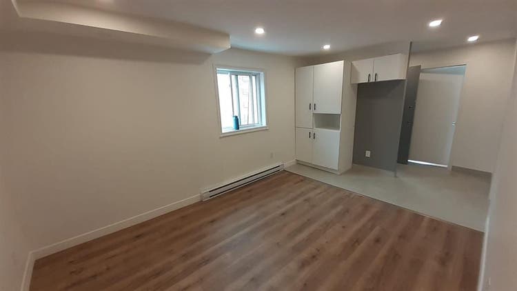 Fully renovated  ,near metro