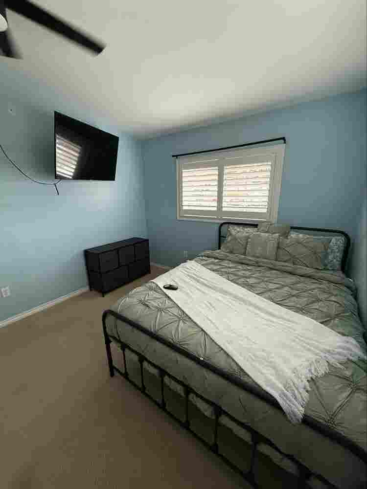 Private room/bath- Furnished