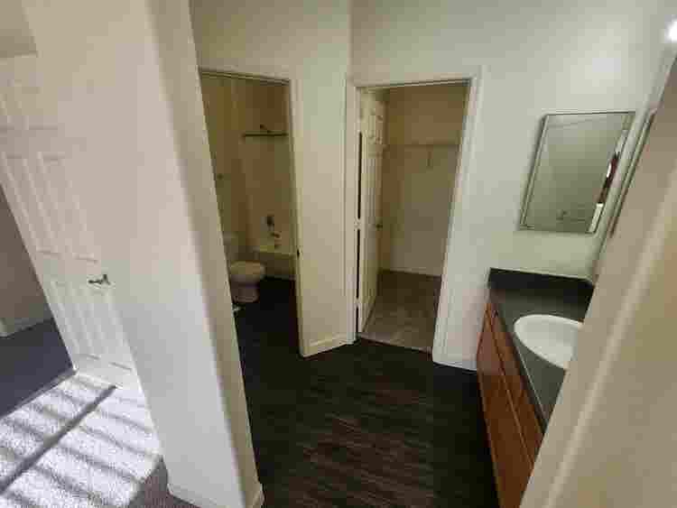 Room/bath for female roommate