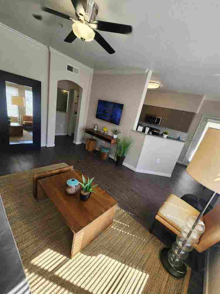 Room/bath for female roommate