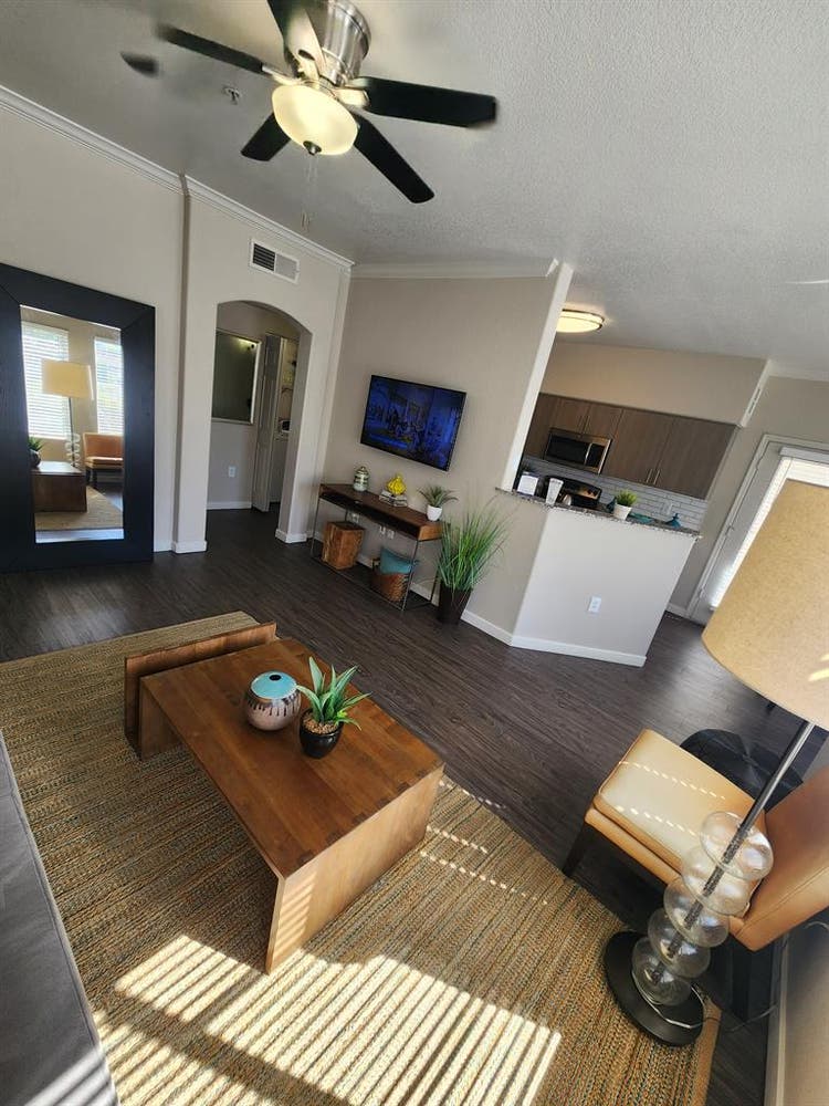 Room/bath for female roommate