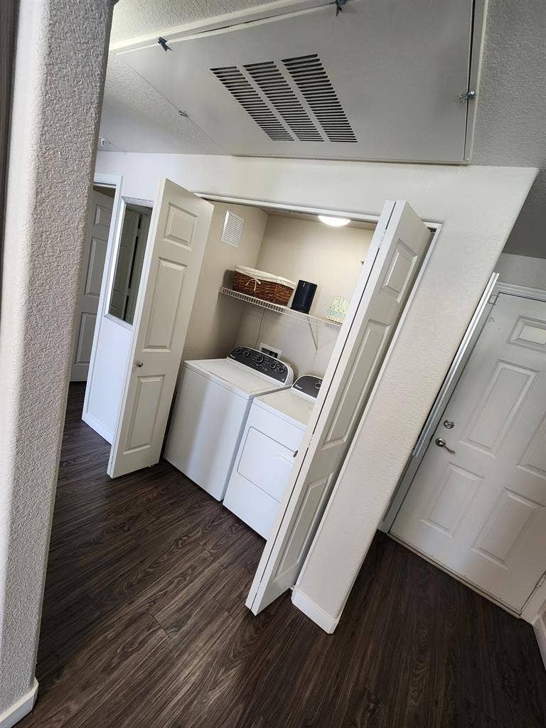 Room/bath for female roommate