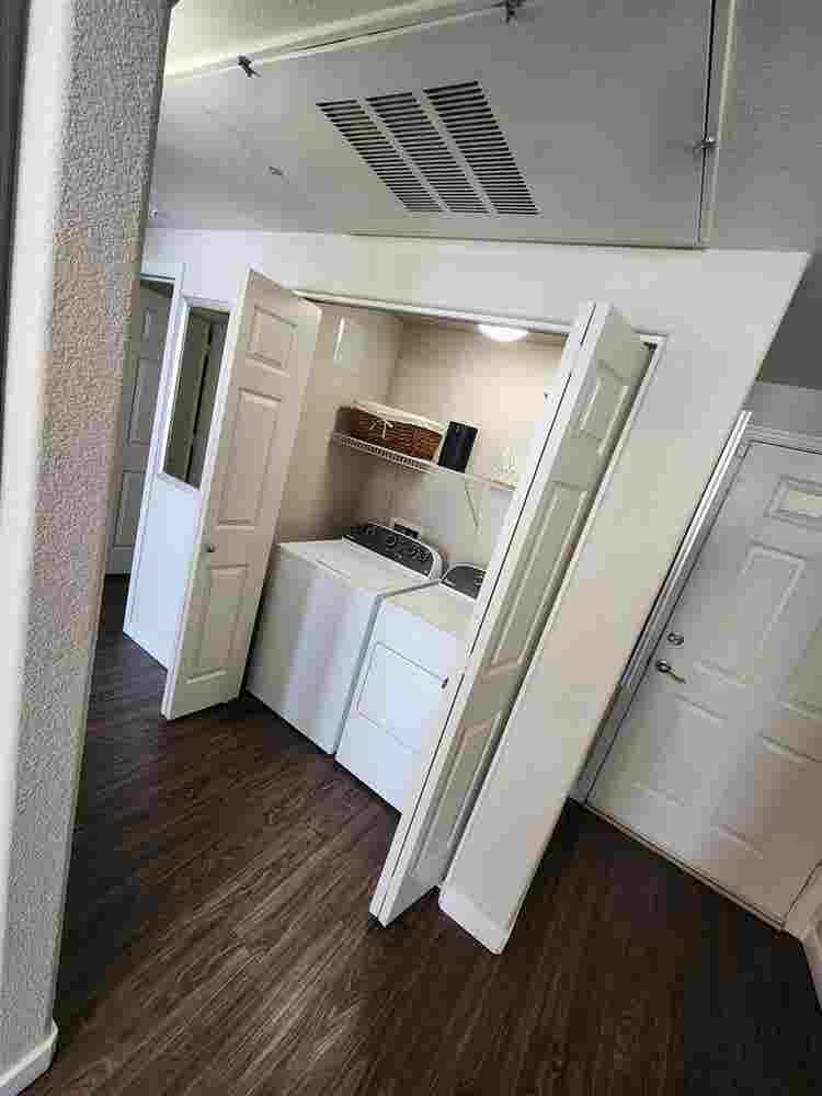 Room/bath for female roommate