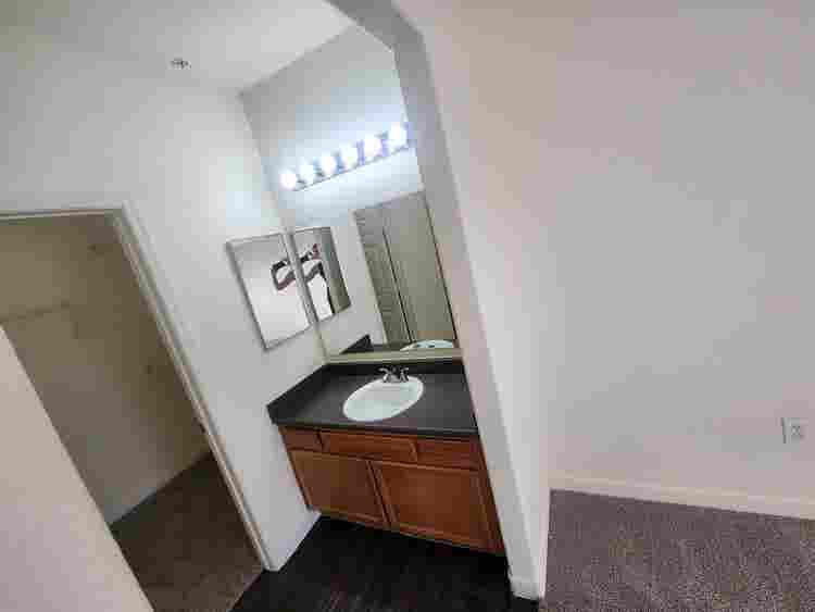 Room/bath for female roommate