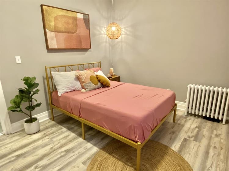 Upscale Room in Beautiful Nwk Apt