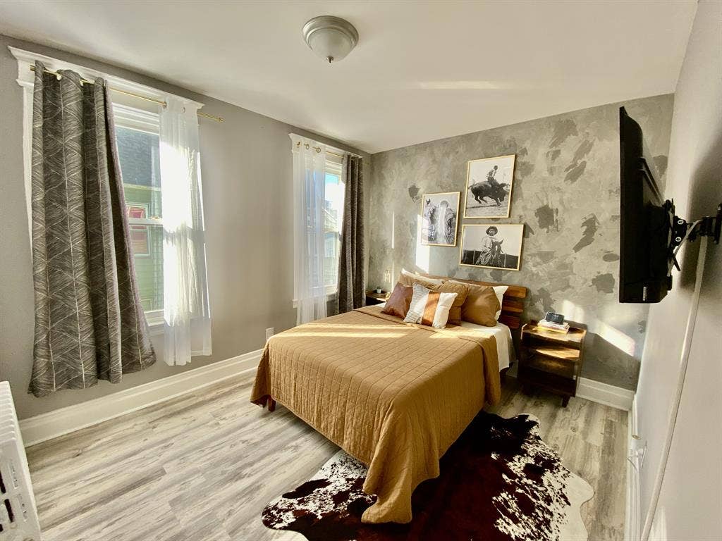 Upscale Room in Beautiful Nwk Apt