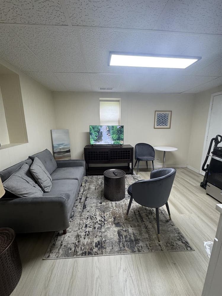 Cozy lower level 1bedroom unit