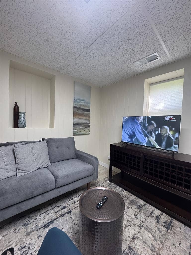 Cozy lower level 1bedroom unit